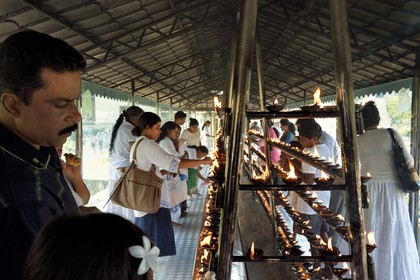 Sri Lanka, province du centre, Kandy, ville sacrée classée patrimoine mondial de l'UNESCO, Temple de la Dent de Bouddha (Sri Dalada Maligawa), lieu où les pélerins font bruler de l'encens et de l'huile en offrande à Bouddha