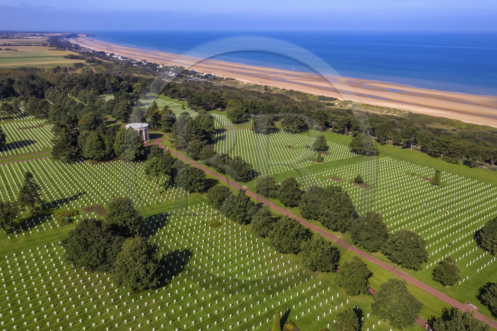 France, Calvados (14), Colleville-sur-Mer, cimetière américain de Colleville-sur-Mer et la plage du débarquement de Omaha Beach en arrière plan