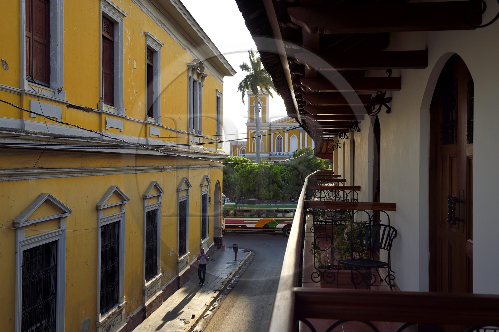 Nicaragua, Granada, rue donnant sur la place de parque Central (Parque Colon) et la cathédrale, l'Hotel Colon sur la droite