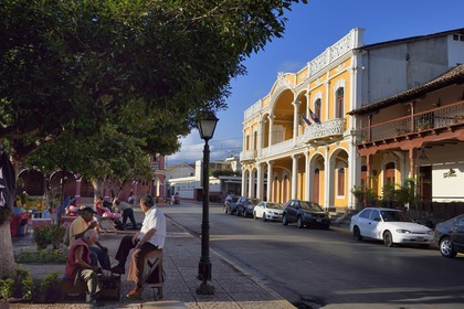 Nicaragua, Granada, maisons coloniales sur le Parque Central (Parque Colon), cireur de chaussure