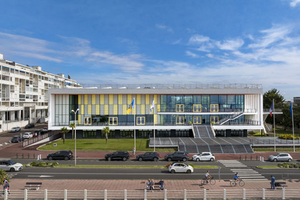 France, Charente-Maritime (17), Royan, le Palais de congrès (1957) signé de l’architecte-urbaniste Claude Ferret et rythmés par les panneaux perforés en aluminium jaune et gris des ateliers Jean Prouvé en façade (vue aérienne)