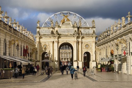 France, Meurthe-et-Moselle (54), Nancy, place Stanislas (ancienne Place Royale) lors de la fête de la Saint-Nicolas, classée Patrimoine Mondial de l'UNESCO, l'Arc de Triomphe (la Porte Héré)