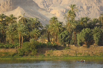 Egypte, Haute Egypte, vallée du Nil, barque de pêcheur sur le Nil entre Louxor et Esna