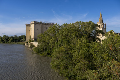 France, Bouches-du-Rhône (13), Tarascon, le chateau du roi René datant du XVe siècle en bordure du Rhone et la collégiale royale Sainte-Marthe érigée aux XIe et XIIe siècles
