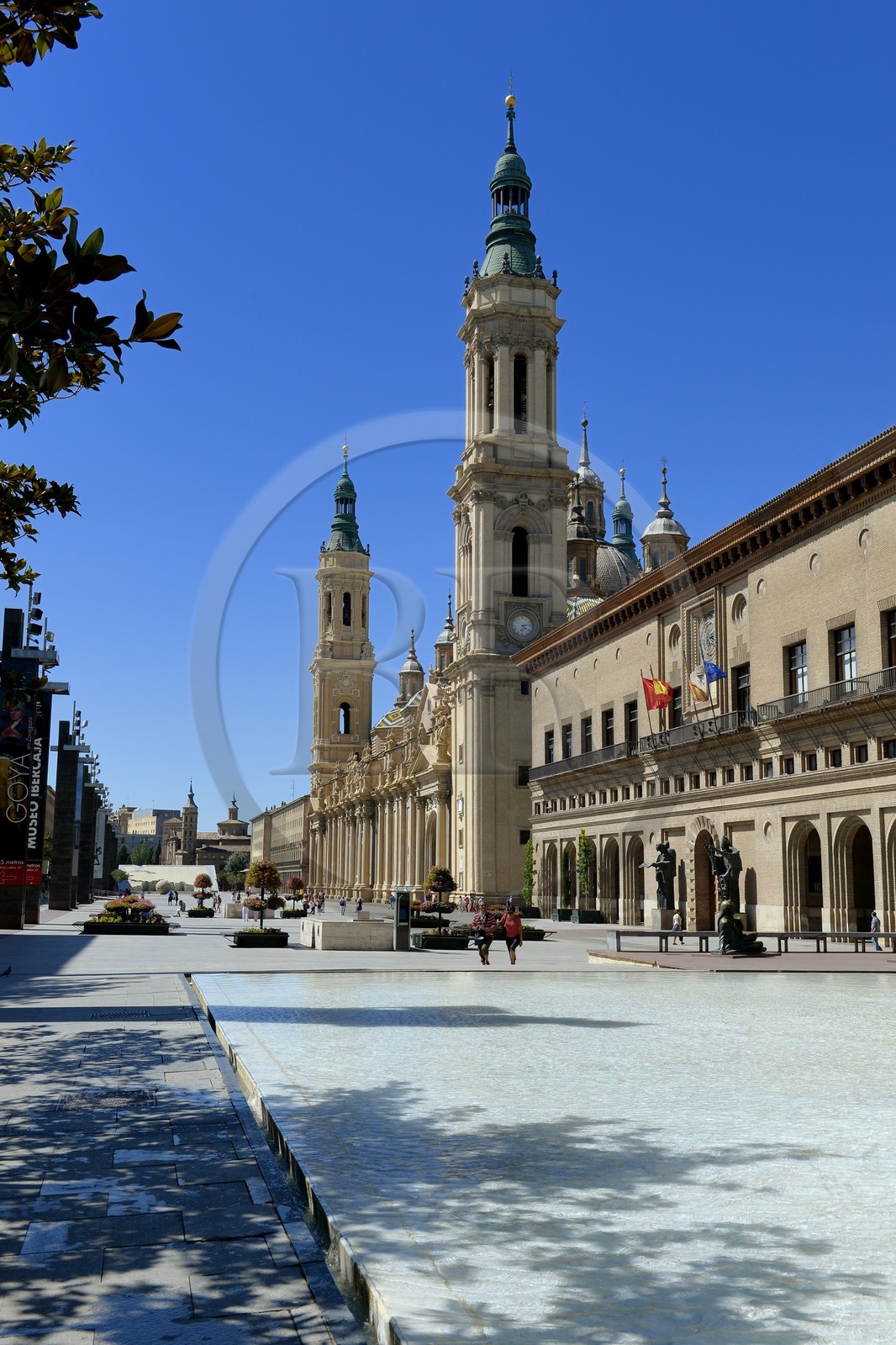 Spain, Aragon, Zaragoza, the pond and fountain in front of La Lonja and the Basilica del Pilar (Our Lady of Pilar) in the background