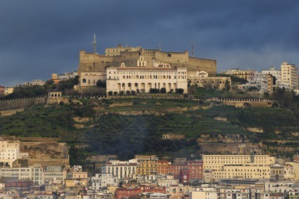 Italie, Campanie, Naples, centre historique classé Patrimoine Mondial de l'UNESCO, Castel San Elmo sur la colline de Naples