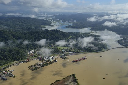 Panama, Canal de Panama à Gamboa, le bras de la rivière Chagres qui alimente le canal et le lac Gatun en eau, un cargo Panamax et la grue Titan construite par l'allemagne nazie sur la gauche (vue aérienne)