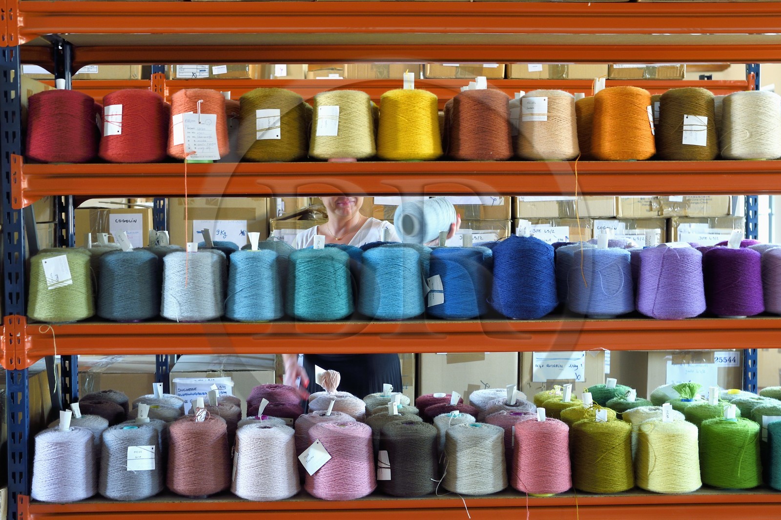France, Var (83), Presqu'Ile de Saint-Tropez, Cogolin, la Manufacture Cogolin fabrique des tapis depuis 1924, stock des bobines de fils de laine