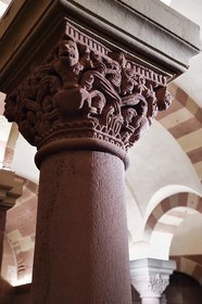 France, Bas-Rhin (67), Strasbourg, vieille ville classée au Patrimoine Mondial de l'UNESCO, la cathédrale Notre-Dame, la crypte romane du XIème siècle, chapiteau roman représentant des bêtes difformes