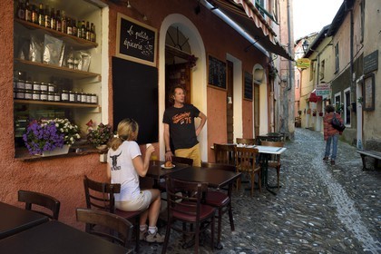 France, Alpes-Maritimes (06), vallée de la Roya (arrière-pays niçois), au pied du parc national du Mercantour, Saorge, Jerome Lion devant son épicerie-bistrot la Petite Epicerie au petit matin