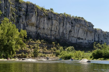 France, Ardèche (07), Ruoms, kayaks descendant la rivière Ardèche dans les défilés de Ruoms à Pradons, le cirque de Giens