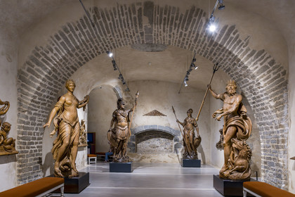 France, Finistère (29), Brest, le musée national de la Marine dans le château, salle consacrée à la décoration navale, statues en bois, Neptune statue en pied à droite