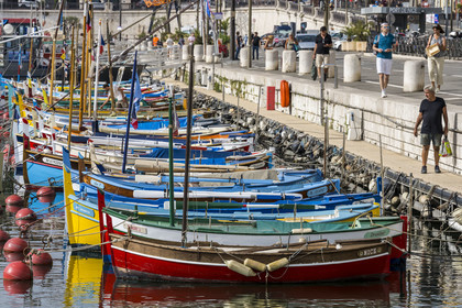 France, Alpes-Maritimes (06), Nice classée Patrimoine Mondial de l'UNESCO, le vieux port ou port Lympia, les pointus qui sont des bateaux de pêche traditionnels