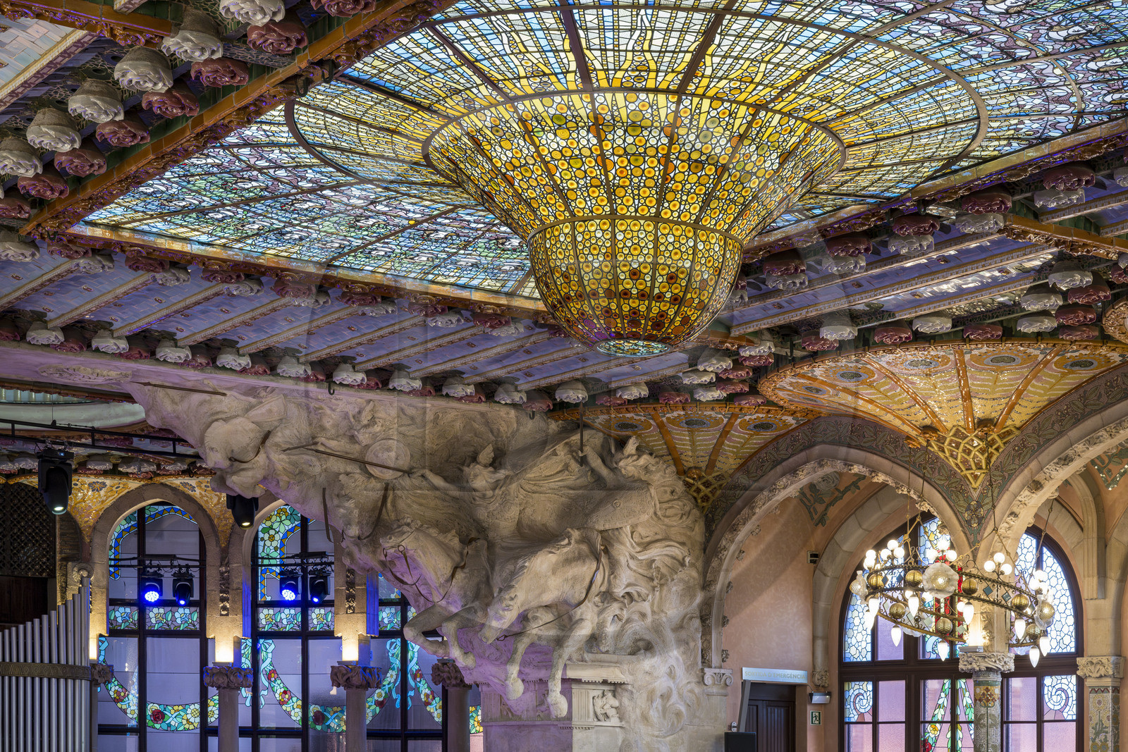 Espagne, Catalogne, Barcelone, Palau de la Musica Catalana (palais de la musique catalane), salle de concert dessinée par l'architecte du modernisme catalan Lluis Domènech i Montaner, site classé au Patrimoine Mondial de l'UNESCO, grande verrière, coupole de vitraux oeuvre de Antoni Rigalt i Blanch