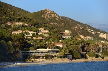 France, Corse-du-Sud (2A), Ajaccio, la plage de Barbicaja sur la Route des Sanguinaires