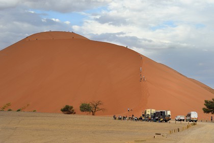 Namibie, région d'Hardap, désert du Namib, parc national du Namib-Naukluft, Erg du Namib classé Patrimoine Mondial de l'UNESCO, dunes de Sossusvlei, randonneurs sur la dune 45