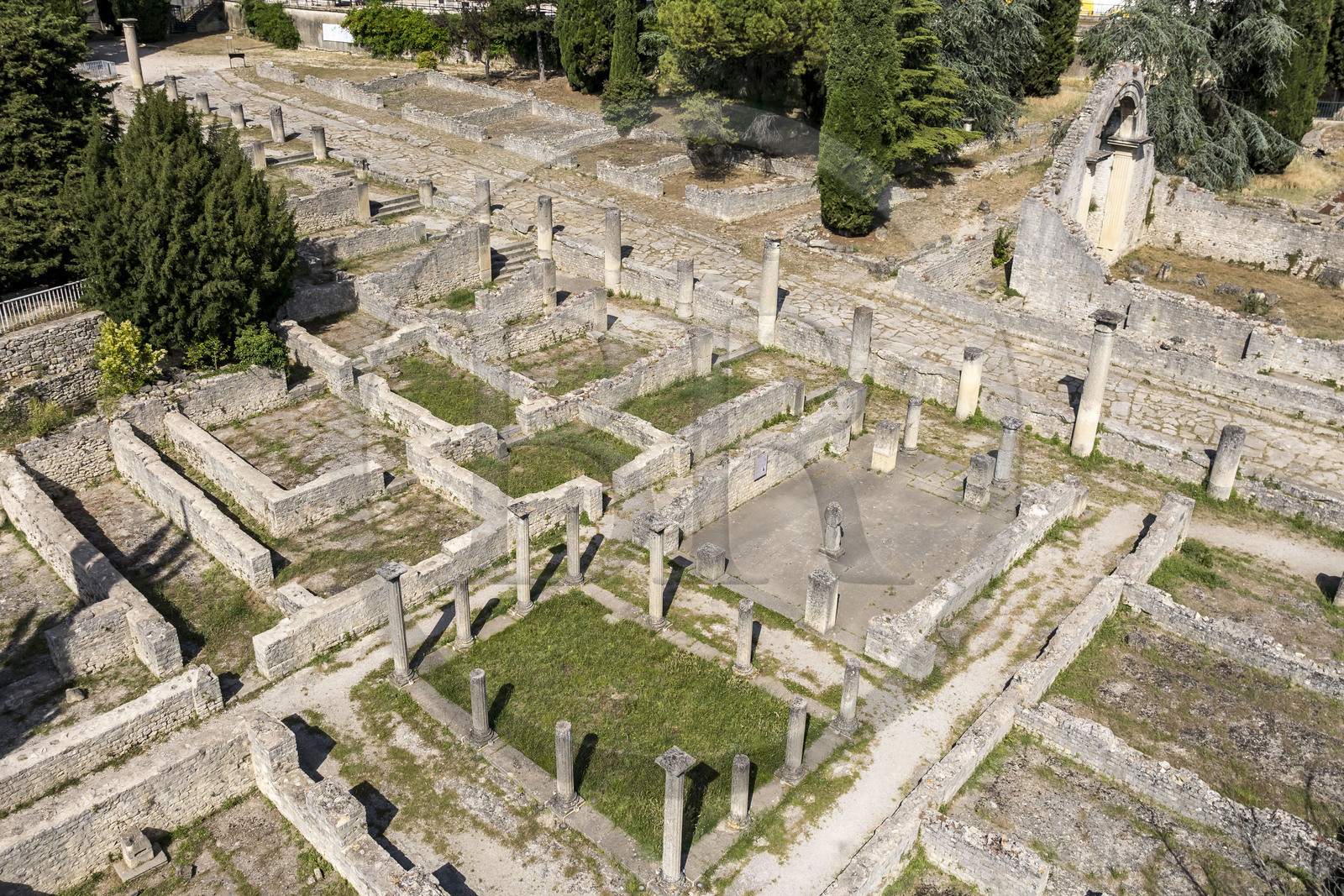 France, Vaucluse (84), Vaison-la-Romaine, site archéologique de la Villasse, la rue des boutiques (vue aérienne)