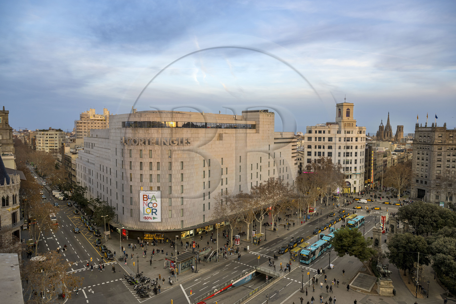 Espagne, Catalogne, Barcelone, quartier de l'Eixample, la place de Catalogne (placa de Catalunya), le grand magasin El Corte Ingles