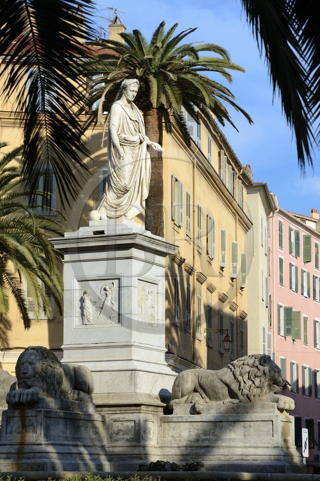 France, Corse-du-Sud (2A), Ajaccio, place du Maréchal Foch (Place des Palmiers), la statue de Napoléon Bonaparte en consul romain oeuvre du sculpteur Massimiliano Laboureur et la rue du Cardinal Fesch en arrière plan