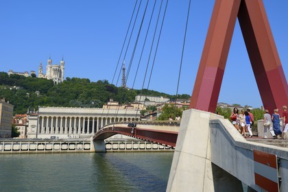 France, Rhône (69), Lyon, site historique classé Patrimoine Mondial de l'UNESCO, Vieux Lyon, passerelle sur la Saône menant au palais de justice et la basilique Notre Dame de Fourvière en arrière plan