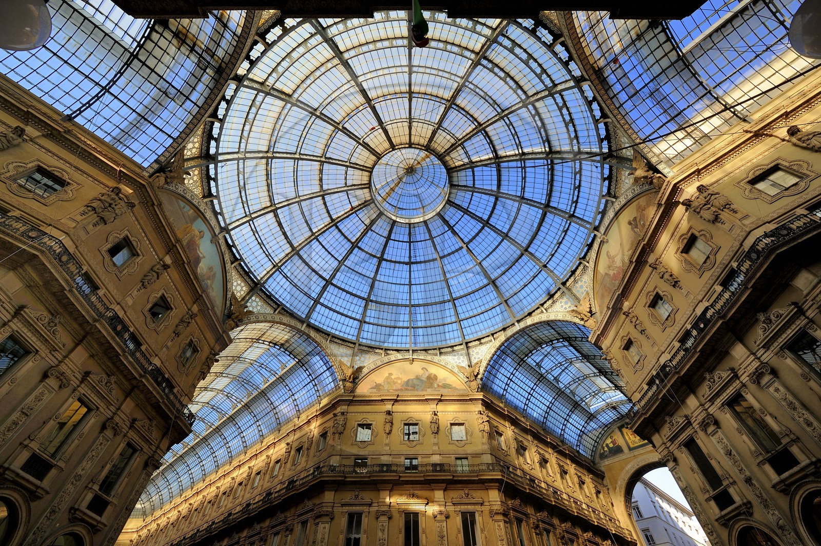 Italie, Lombardie, Milan, la galerie Vittorio Emanuele II, galerie commerçante construite au XIXe siècle par Giuseppe Mengoni, la verrière