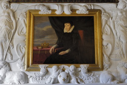 France, Indre-et-Loire (37), château de Chenonceau,  cheminée dans la chambre de Diane de Poitier, portrait de Catherine de Médicis