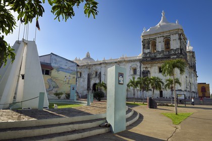 Nicaragua, Leon, parc des Héros et Martyres, à gauche le Monumento a los Caidos (monument aux morts de la révolution sandiniste) et la Cathédrale basilique royale de l'Assomption de la Bienheureuse Vierge Marie (Basilica Catedral de la Asuncion) classée Patrimoine Mondial de l'UNESCO