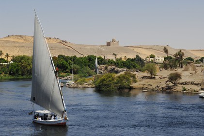 Egypte, Haute Egypte, vallée du Nil, Assouan, felouque sur le Nil et mausolée de l'Agha Khan sur la rive ouest