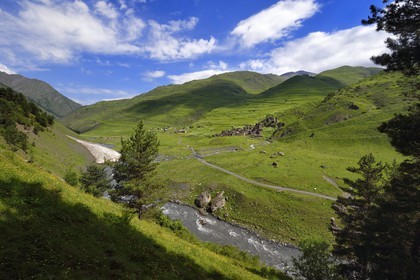 Georgia, Kakheti, Tusheti National Park, Alazani River Valley in the mountains of Pirikiti, village of Dartlo overlooked by Kvavlo