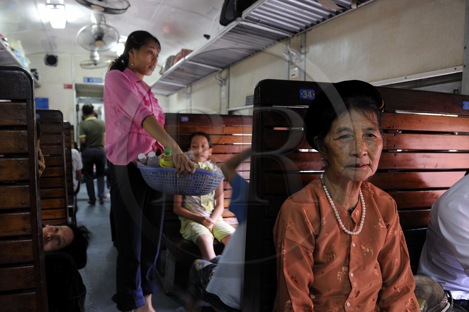 Vietnam, train de jour de Lao Cai à Hanoï, classe assis dur non climatisé