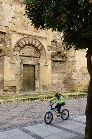 Espagne, Andalousie, Cordoue, centre historique classé Patrimoine Mondial de l'UNESCO, la Mezquita, mosquée-cathédrale, architecture omeyyade de Cordoue, une des portes de l'enceinte