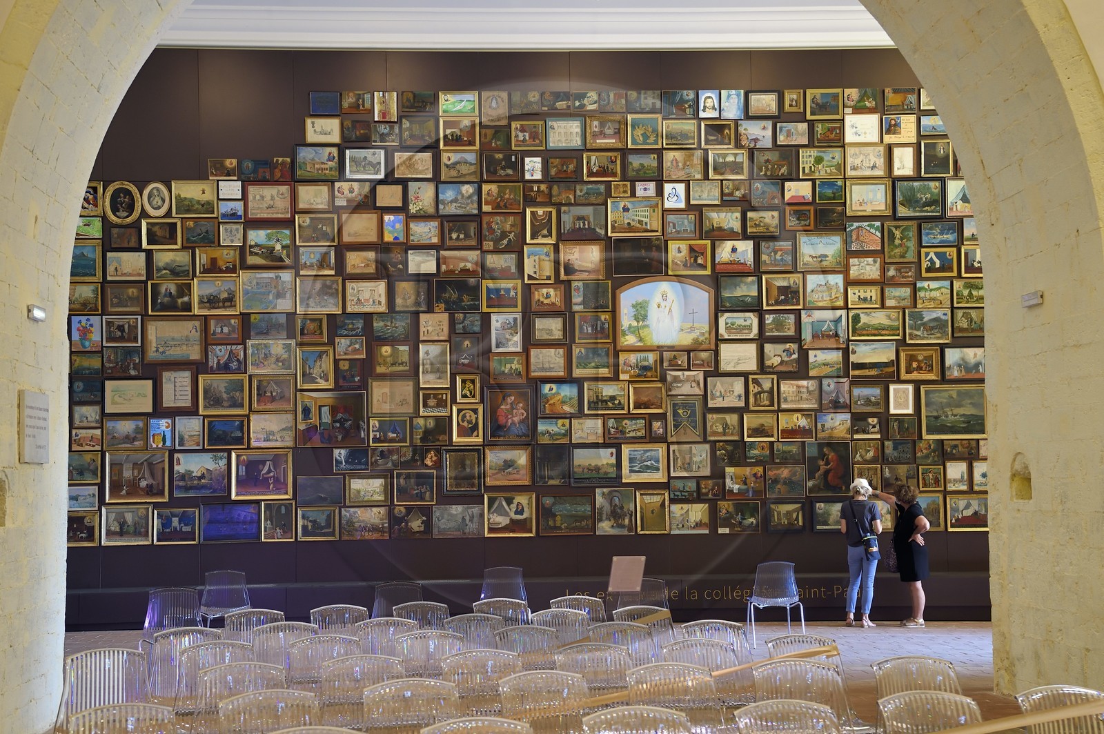France, Var (83), Hyères, collegiale Saint Paul (XIIème siècle), elle abrite une exposition permanente de 432 ex-votos, chacun illustrant une scène de la vie quotidienne face à une situation définie de péril ou de menace