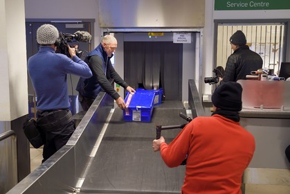 Norvège, Svalbard, Spitzberg, Longyearbyen, la Réserve mondiale de semences du Svalbard (banque de graines du Global Seed Vault), passage des semences au controle de l'aéroport effectué par NordGen, équipe de cameramen de la presse internationale filmant l'arrivée des boites