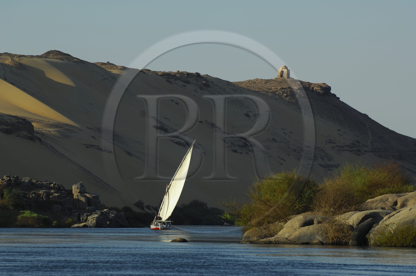 Egypte, Haute Egypte, vallée du Nil, Assouan, felouques sur le Nil et dunes de la rive ouest