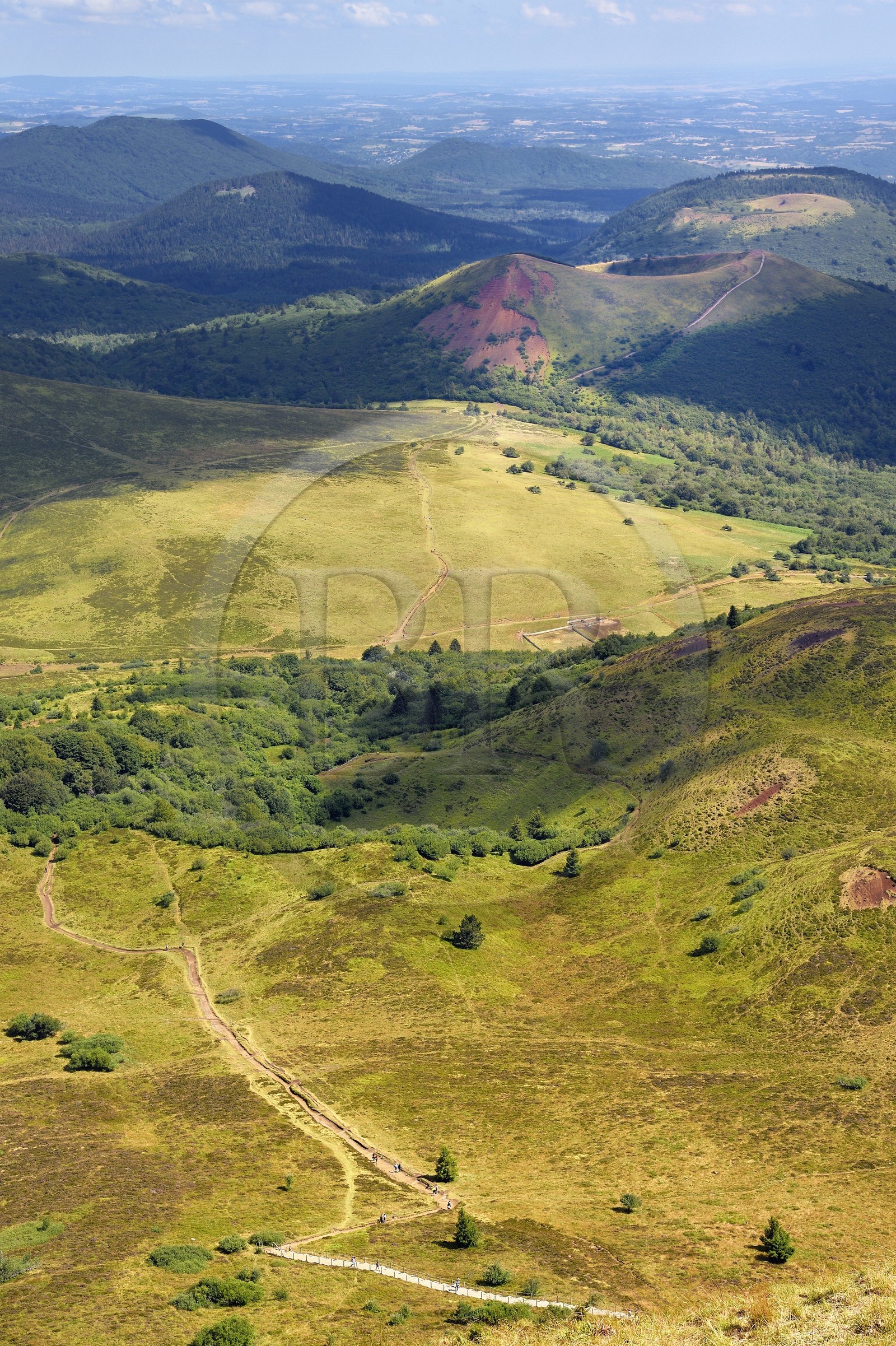 France, Puy-de-Dôme (63), Parc Naturel Régional des Volcans d'Auvergne, Chaine des Puys classée Patrimoine Mondial de l’UNESCO, le sentier menant au Traversin et au cratère du Puy Pariou