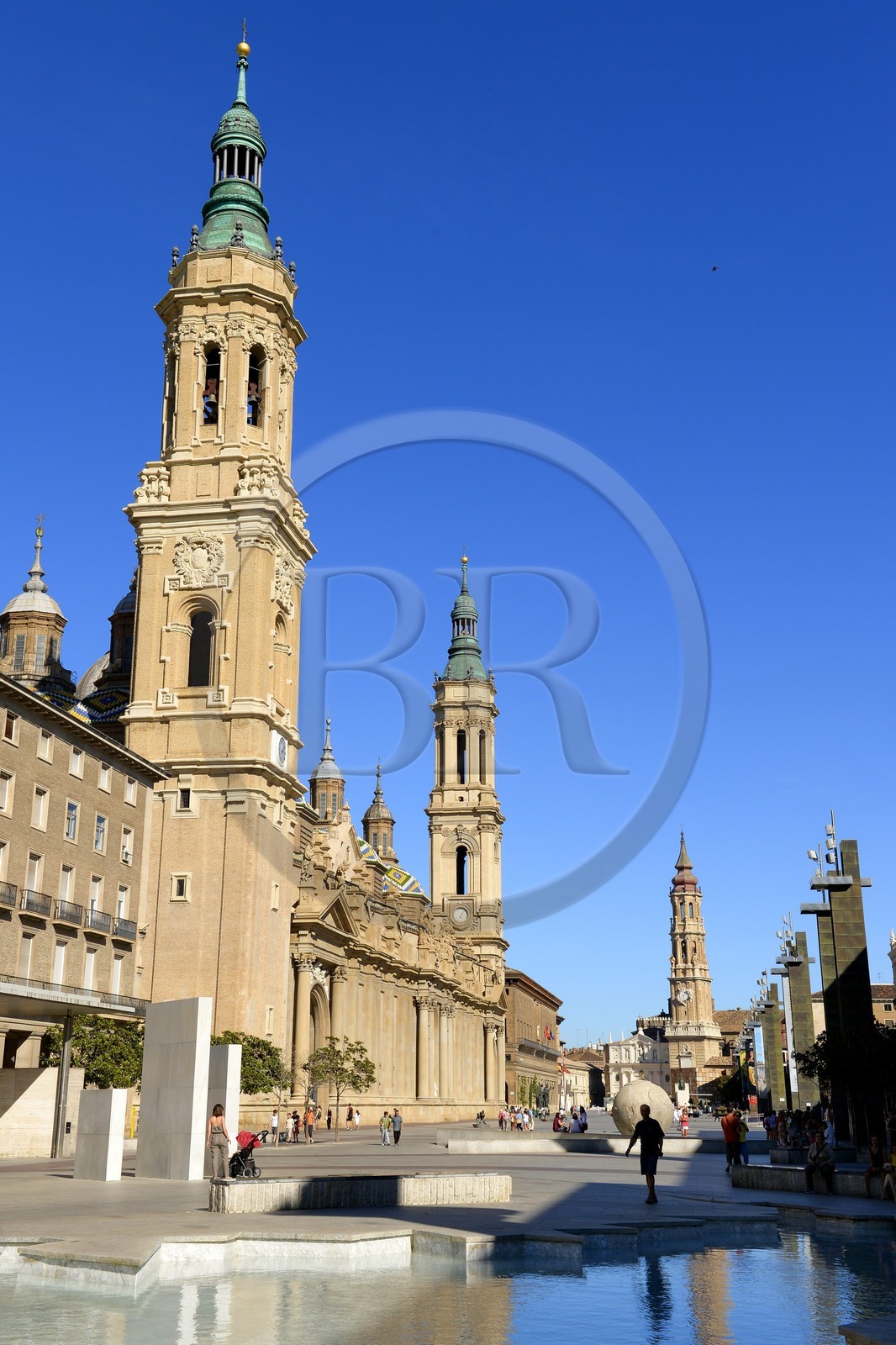 Espagne, Aragon, Saragosse, Plaza del Pilar, Basilique del Pilar (Notre-Dame du Pilier) et la cathédrale San Salvador, La Seo, en arrière plan