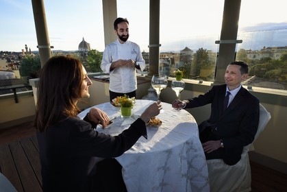Italie, Toscane, Florence, centre historique classé Patrimoine Mondial de l'UNESCO, Palazzo Della Gherardesca, palace 5 étoiles Four Seasons Hotel Firenze, diner au sommet d'une tour dominant la ville avec le chef étoilé Michelin Vito Mollica