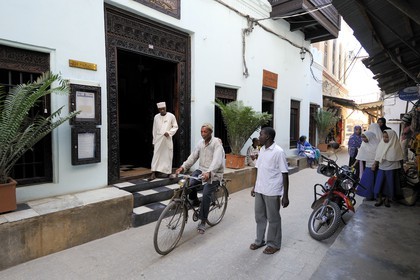Tanzanie, archipel de Zanzibar, île de Unguja (Zanzibar), ville de Zanzibar, quartier Stone Town, classé Patrimoine Mondial de l' UNESCO, l’hôtel de charme 236 Hurumzi dans une maison traditionnelle