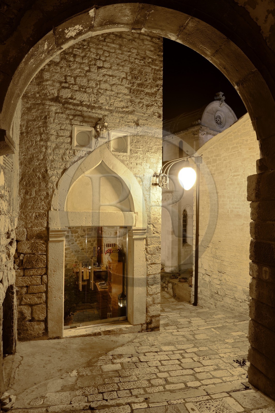Croatie, Dalmatie, côte dalmate, Sibenik, passage vouté dans une ruelle en escalier, le restaurant Pelegrini