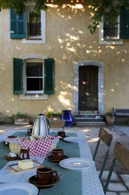 France, Var (83), Provence Verte, Bras, vers Saint-Maximin-la-Sainte-Baume, la maison d'hôtes Le Peyrourier, une campagne en Provence, table dressée de petit déjeuner