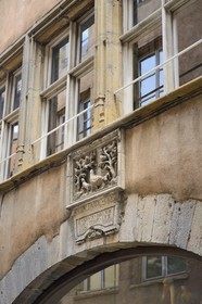 France, Rhône (69), Lyon, site historique classé Patrimoine Mondial de l'UNESCO, Vieux Lyon, maison de L'outarde d'or au 19 rue du Boeuf, à l'origine enseigne d'un volailler