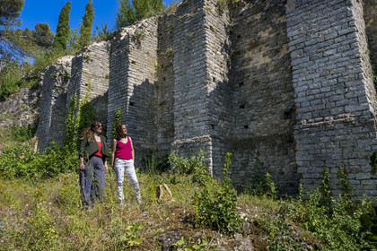 France, Vaucluse (84), Orange, soutènement romain du troisième temple de la triade capitoline en haut de la colline Saint-Eutrope, classée Patrimoine Mondial de l'UNESCO, l'archéologue Anaïs Roumégous et la directrice du musée Laëtitia Copeau
