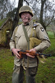 France, Eure (27), Sainte-Colombe-prés-Vernon, Allied Reconstitution Group (association de reconstitution historique de la 2éme Guerre Mondiale américain et Maquis), le reconstitueur Marc Amblot en uniforme de la 101e division aéroportée US