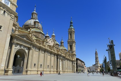 Espagne, Aragon, Saragosse, Plaza del Pilar, Basilique del Pilar (Notre-Dame du Pilier) et la cathédrale San Salvador, La Seo, en arrière plan