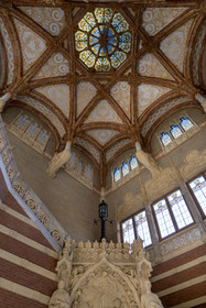 Espagne, Catalogne, Barcelone, quartier d'El Guinardo, ancien Hospital de la Santa Creu i de Sant Pau classé Patrimoine Mondial de l'UNESCO, de style moderniste par l'architecte Domenech i Montaner, aujourd'hui un musée et un centre culturel, l'escalier d'honneur du vestibule du batiment de l'administration avec son plafond vouté orné de mosaïques