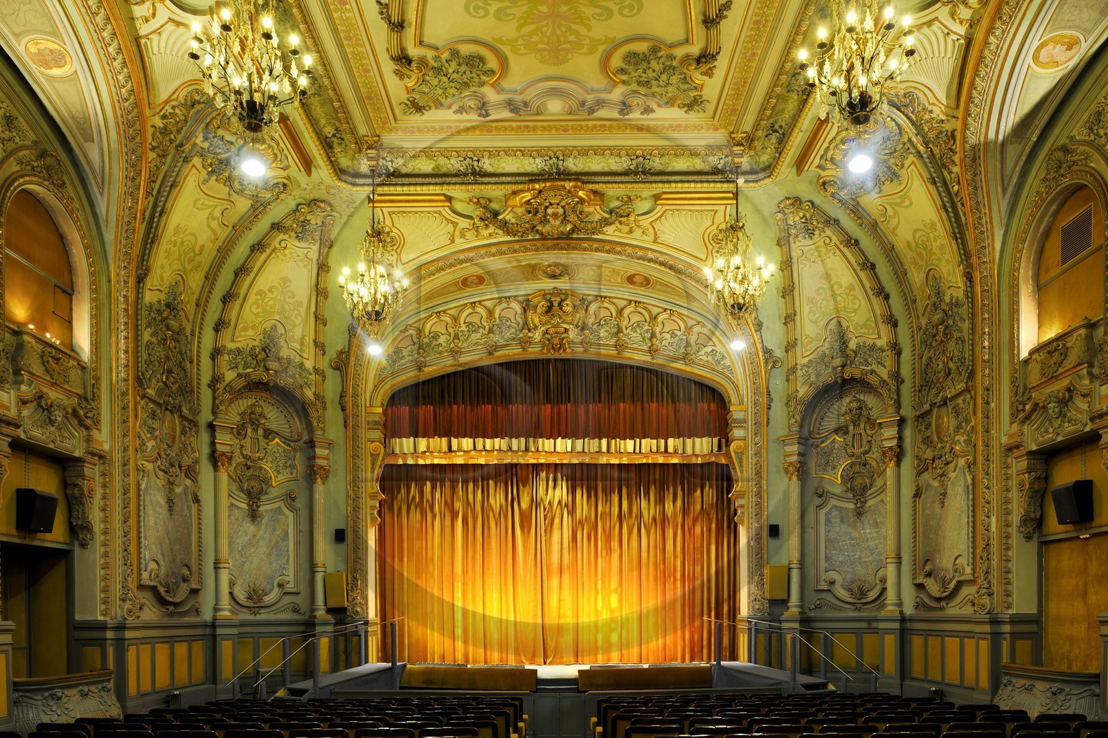 France, Vosges (88), Station thermale de Contrexéville, le théatre du casino est un pur pastiche de la Renaissance italienne, chargé d’une profusion de masques de la commedia dell’arte et de lyres