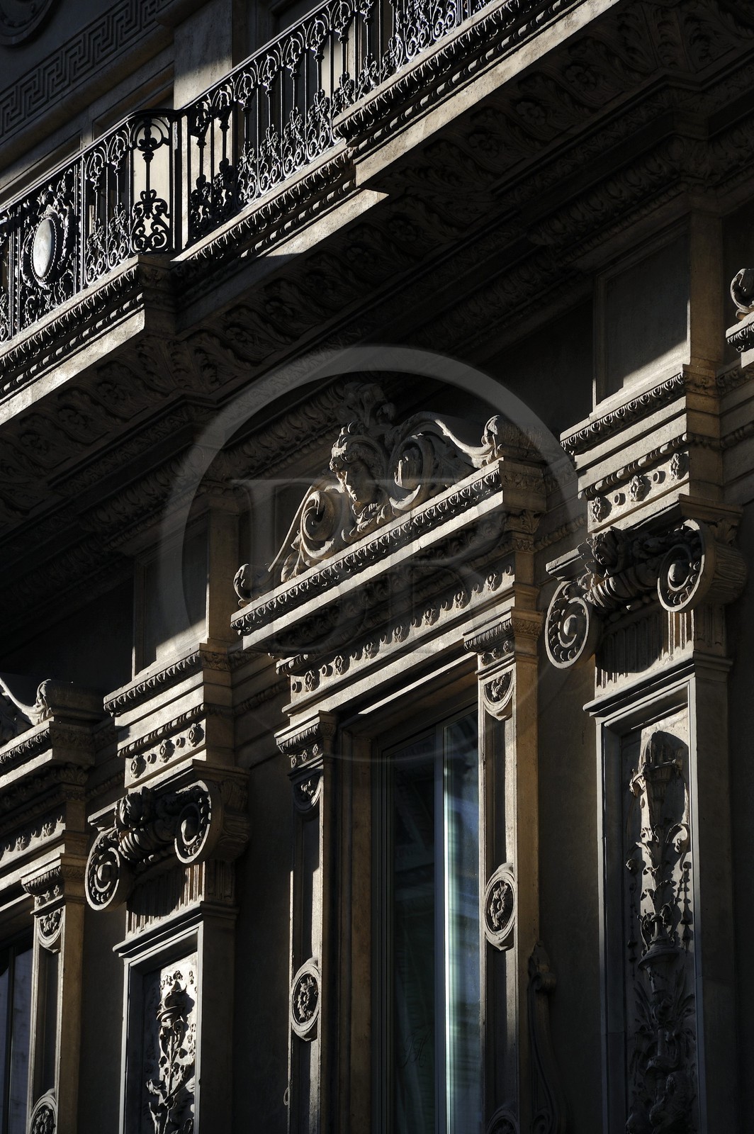 Italie, Lombardie, Milan, la galerie Vittorio Emanuele II, galerie commerçante construite au XIXe siècle par Giuseppe Mengoni, détail d'une facade