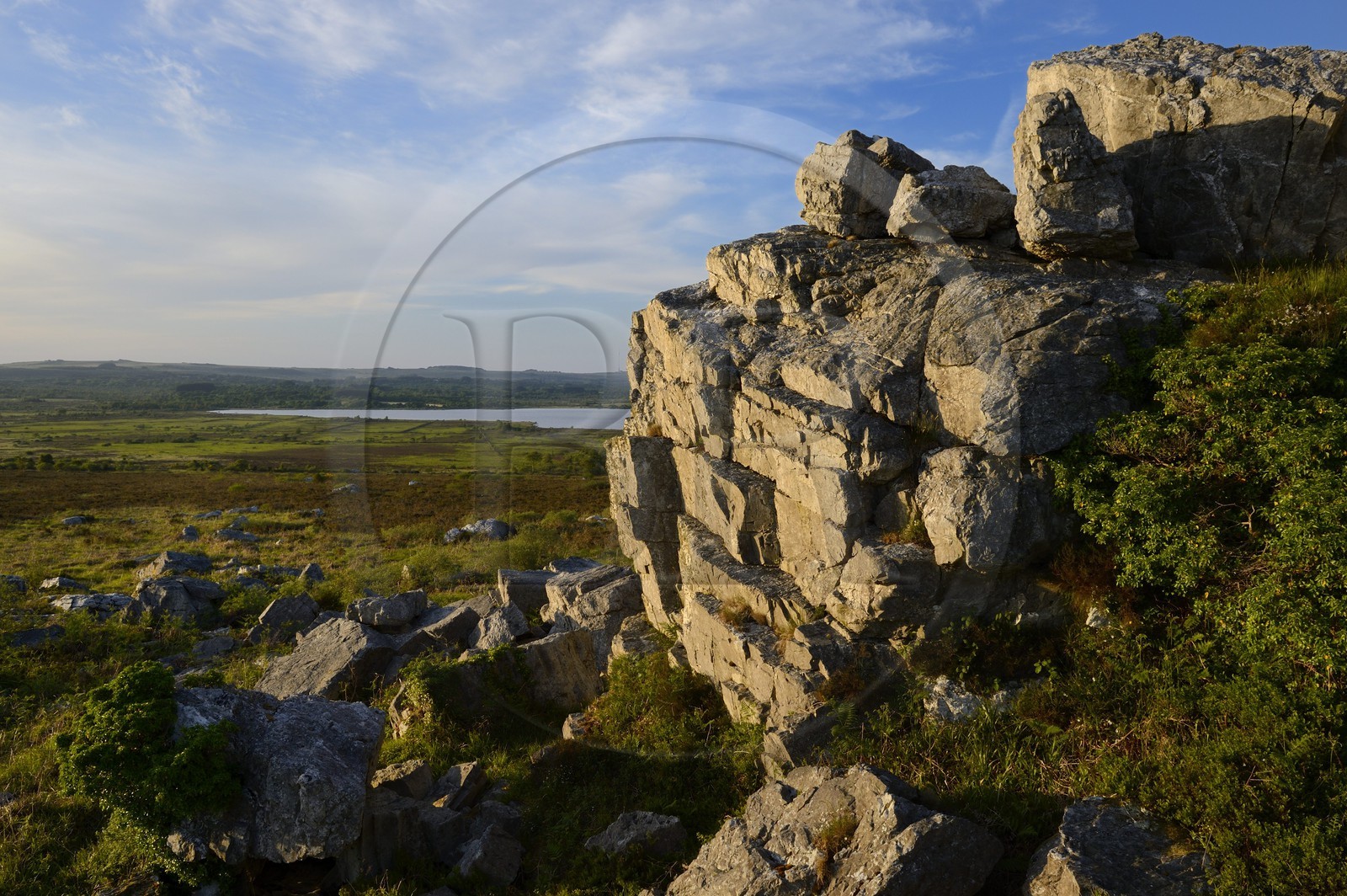 France, Finistère (29), parc naturel régional d'Armorique, Monts d'Arrée, rocher des exorcismes druidiques du marais du Yeun-Elez menant au Youdig (une des portes de l'enfer) surplombant le réservoir de Saint-Michel