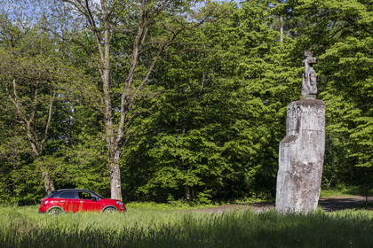 France, Moselle (57), Meisenthal, le Breitenstein (pierre large) aussi connu sous le nom de Pierre des 12 Apôtres qui fait référence aux représentations des douze Apotres gravées sur les quatre côtés du menhir de grès rouge d'une hauteur de quatre mètres quarante, probablement aussi depuis très longtemps une pierre frontière