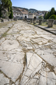 France, Vaucluse (84), Vaison-la-Romaine, site archéologique de la Villasse, traces de chariots sur les dalles de la rue des boutiques